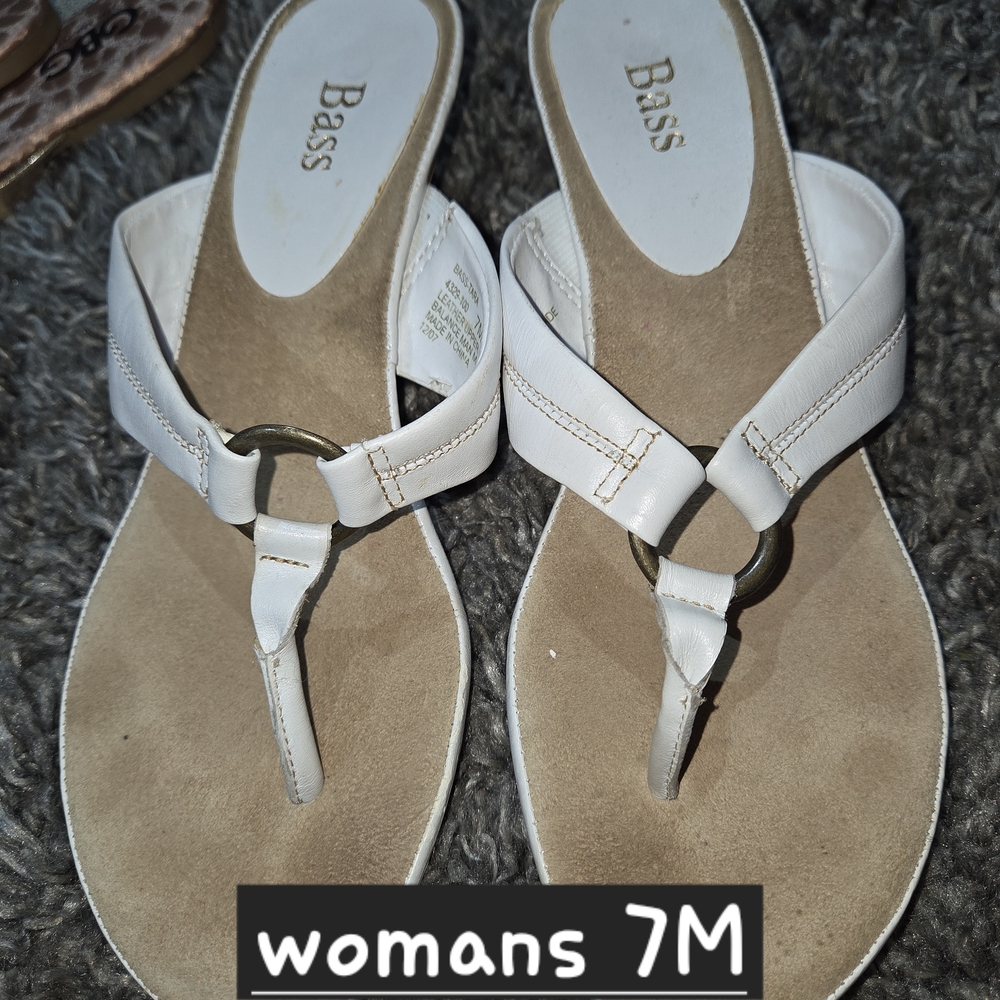 Bass Women’s White Leather Ring-Detail Thong Sandals